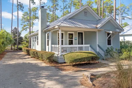 Sunrise Seaclusion at Summer Camp. Pet Friendly, Community Pool, Beach Access.