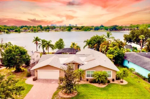 Spacious 4-bedroom Orlando Lakefront House w/ Pool near Downtown
