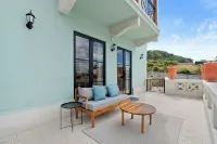 Sophisticated Modern Home w/ Ocean Views, Gorgeous Master Suites & Private Jacuzzi - Apartments