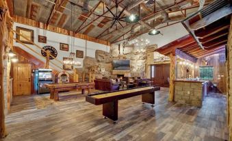 Oakridge Ranch: Pool + Hot-tub, Pickleball Court, Whiskey & Wine Room!