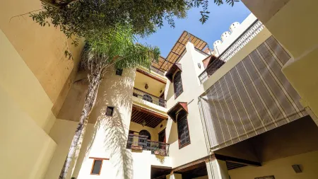 Riad Dar Pierre Отели рядом с достопримечательностью «Аль-Карауин»