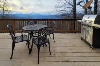 Smoky Mountain Cabin w/ Hot Tub & Views! - Balkon