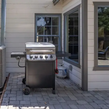 Cute Cottage Close to Downtown! w/Firepit