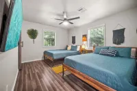 Waikiki Villa 8min-Downtown. Secluded w fire pit Hotels near Eureka Springs Music Park