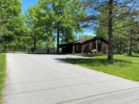HOT TUB & New Stylish Saratoga County Efficiency Hotels in Halfmoon