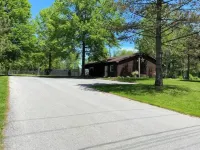 HOT TUB & New Stylish Saratoga County Efficiency