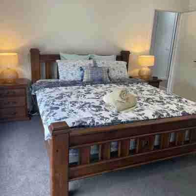 Modern 4 bedroom house -5 minutes to Bendigo cbd Rooms