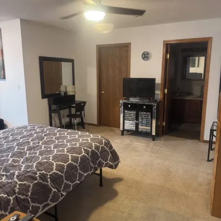 Spacious 1 Br Apartment Located above a Boutique. Centrally Located Downtown.