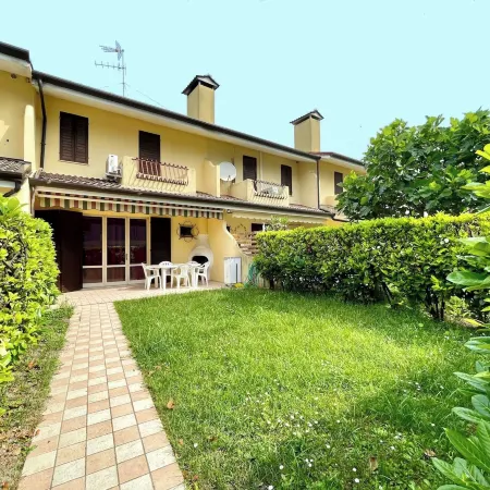 Spacious House with Garden and Pool