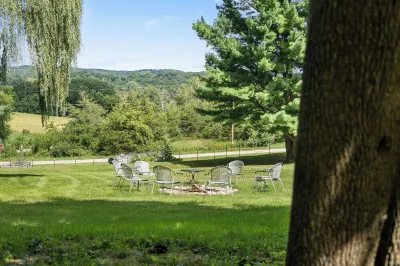 Lakeview Cabin > Unique Mid-Century Tucked in Bluff Hotels near Cascade Mountain
