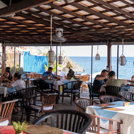 Amed Cafe & Hotel Kebun Wayan Отели рядом с достопримечательностью «Пляж Амед»