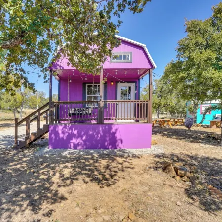 Whimsical Cabin w/ Grill < 4 Mi to Lake Brownwood!