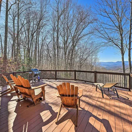 Spacious Franklin Cabin w/ Mountain Views!