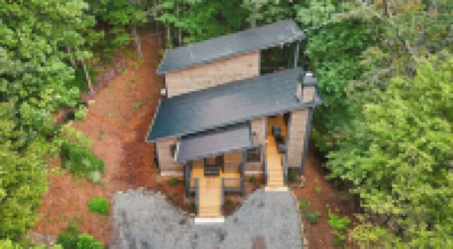 New Luxe Treetop Cabin  Hot tub  Near DT