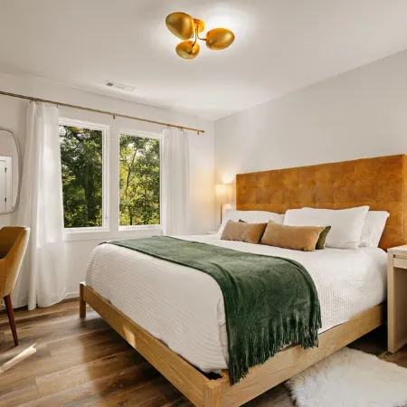 Luxury Cabin- Hot Tub, Mtn Views from Every Window, Mins to Clayton