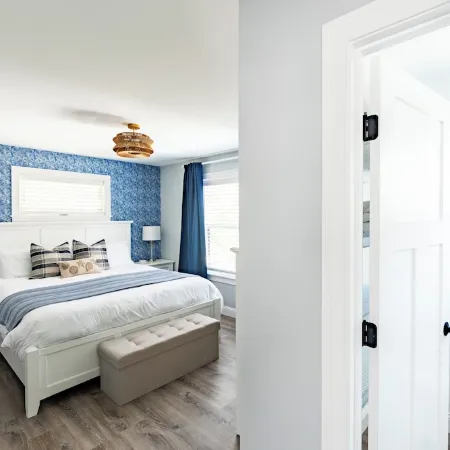 Coastal Spring Retreat• 5 Min to Beach • Dog Friendly • Gas Firepit • Coffee Bar