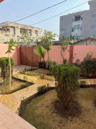 3-Bedroom Holiday Home - La Casa Cotonou Отели рядом с достопримечательностью «Kiddo Land»