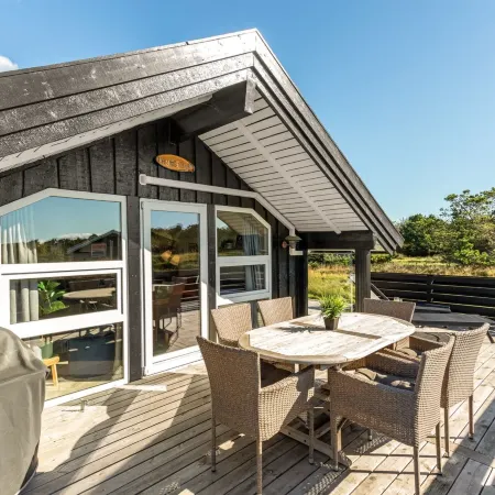 "Skyler" - 1km from the Sea