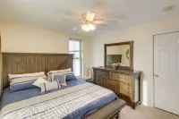 Cozy Delafield Apartment - Walk to Lake! - Homestays