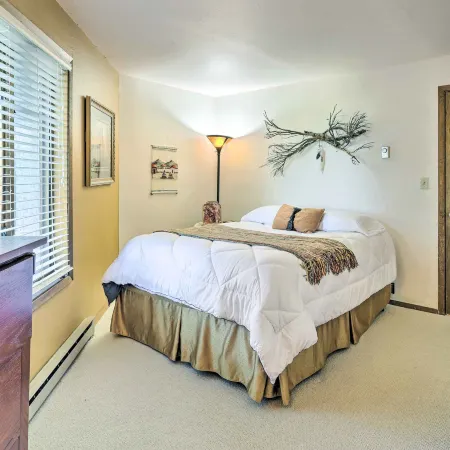 Rustic Condo w/ Deck < 1 Mi to Angel Fire Resort!