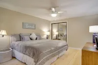 2 Mi to Beach: Charming Cape Cod Home w/ Patio! - Parkering