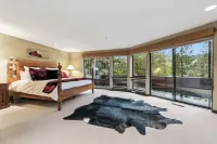 NEWLY REMODELED6 Bedrooms/3.5 Baths-Sleeps 14AWESOME VIEWS Hot Tub & Sauna