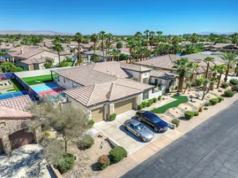 Incredible gameroom, putting green, bocce, slide, pickleball , large estate