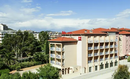 Ibis Hyères Centre Отели в г. Йер