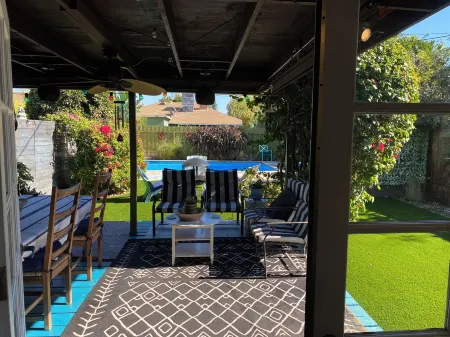 Bohemian bungalow with a private pool Отели рядом с достопримечательностью «Национальный исторический парк Лос Энсинос»