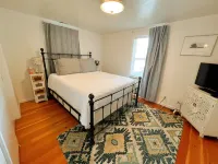 Steps from Mountain View Cafe! 2 bedroom attached  cabin w/fenced private yard!