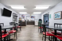 Baymont by Wyndham Marinette - breakfast