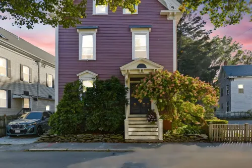 ★Downtown Condo~Steps from the Water & Common★