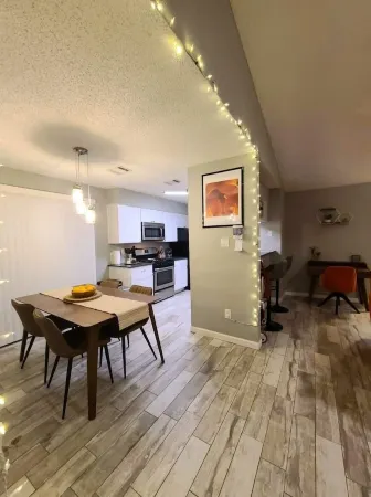 MID CENTURY ABODE Отели рядом с достопримечательностью «Microelectronics Research Center Department of Electrical and Computer Engineering»