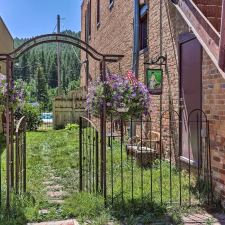 Shop, Hike and Explore! Historic Dtwn Custer Apt