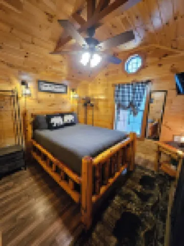 Tiny Hideaway Cabin mins. from Downtown Bryson City and Deep Creek National Park