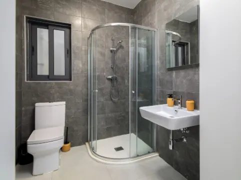 Cosy & Modern 1 BR APT - 2 mins from sea