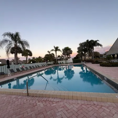 Beach Access 3-bedroom apartment in tranquil Jupiter, Pool, AC, Park, Wifi.