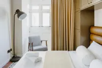 Square and Sea Views - 1 BR With Ensuite - 4-Sterne