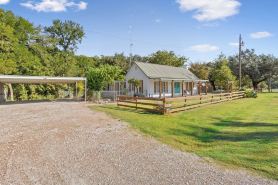 Villa 30 mins to Waco - Private Pool, Hot Tub, Gym and Fire Ring