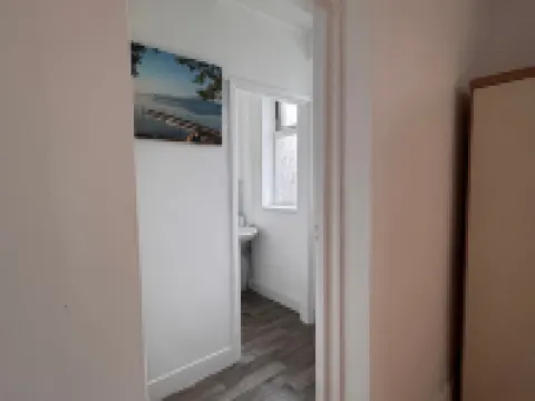 Charming Guest Room in Morden with Modern Amenities Hotels near Tooting