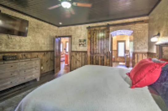 Stylish Broken Bow Cabin w/ Hot Tub + Fire Pit!