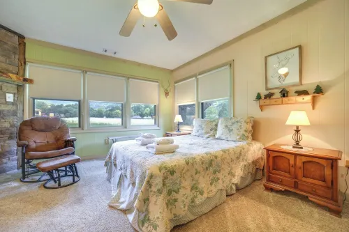 'Campbell Retreat' in Maggie Valley w/ Deck! - parking