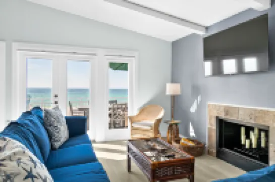 Breathtaking Gulf Views and Modern Comforts - Exquisite Coastal Haven