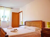 Apartments Tonka Hotels in Pucisca