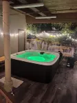 Summer Weekends Are Ready! Hot Tub, Sauna, Lake Front! 2 Bedrooms, 2 Full Baths!