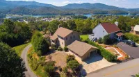 Luxury Mountaintop Views with Hot Tub - 1 min to town