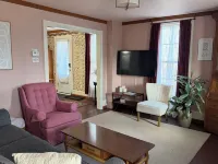 Hillsdale Cottage: Just a Short Walk to Hillsdale College! Across from Handmade