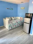 Spacious, comfortable rooms near beach & Newport