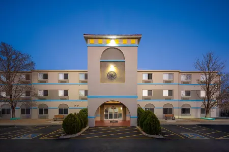 Days Inn & Suites by Wyndham Airport Albuquerque