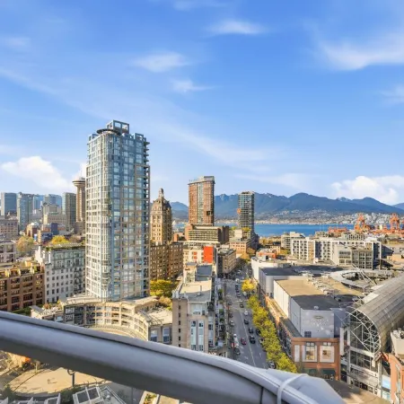 Luxury Downtown Ocean+Mountain views A/C Comfort Pool / hot tub/ sauna/ gym